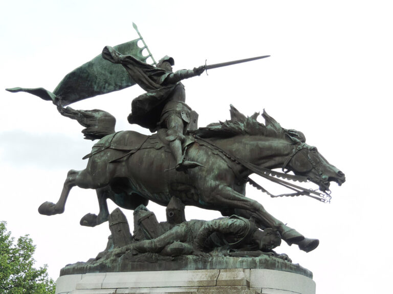 Jeanne d'Arc statue cheval guerre-profil